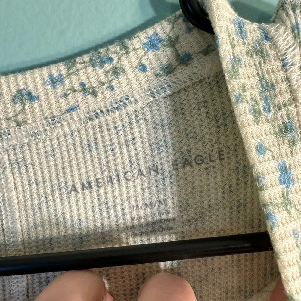 American Eagle, long sleeved, logo , thermal. Size medium. - Picture 2 of 4